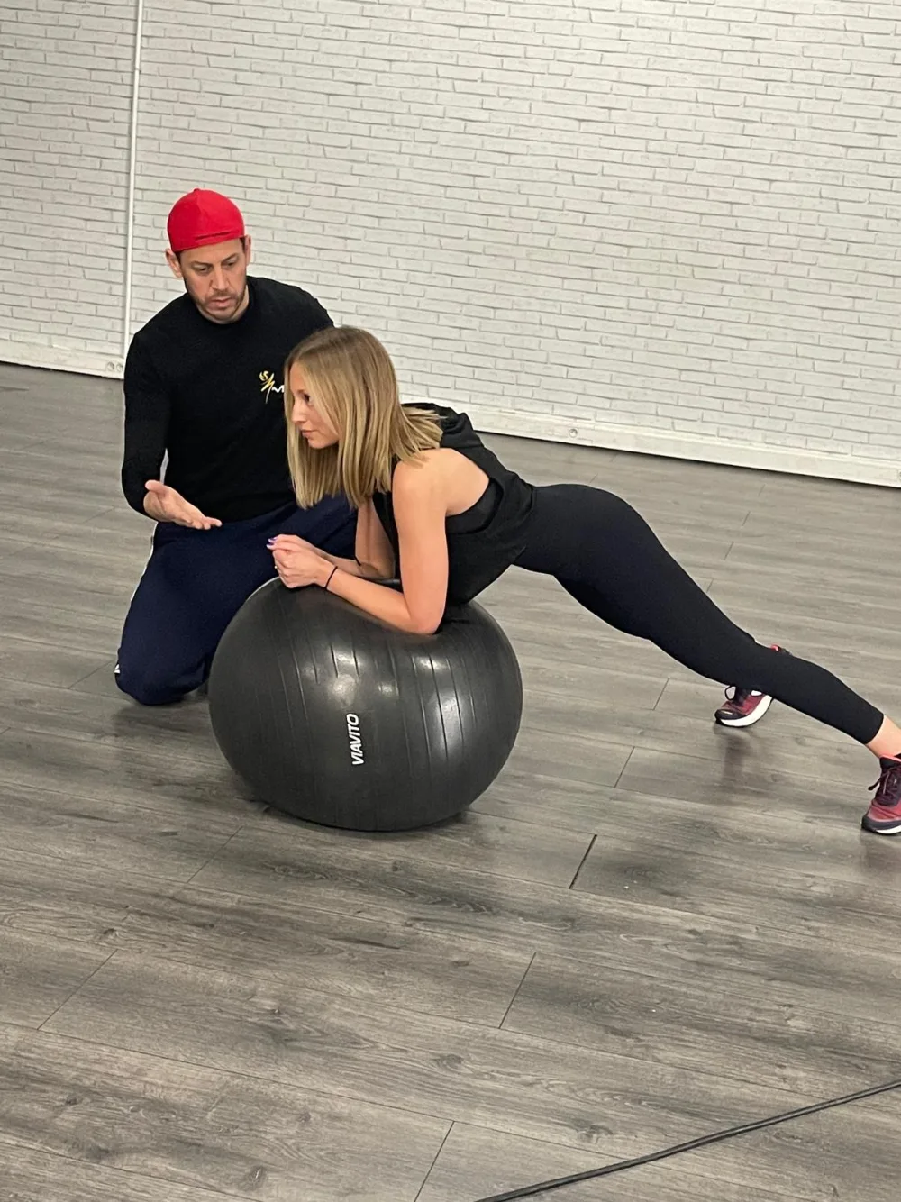 Renforcement gainage sur swiss ball encadré par le coach